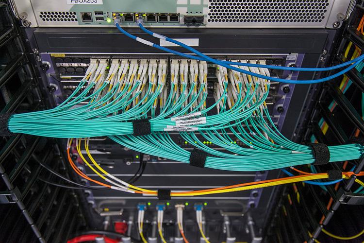 计算机电缆在动漫设计中的视觉应用与素材获取